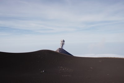 白天喷发的火山